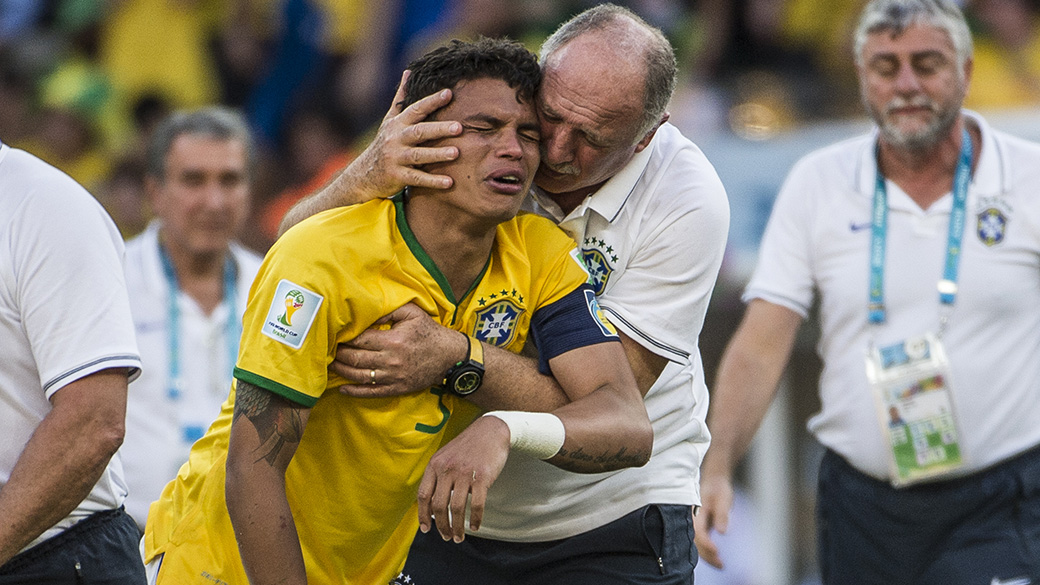 Felipão abraça Thiago Silva após vitória do Brasil sobre o Chile