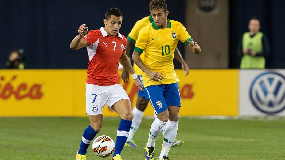 Neymar observa Alexis Sánchez conduzir a bola 