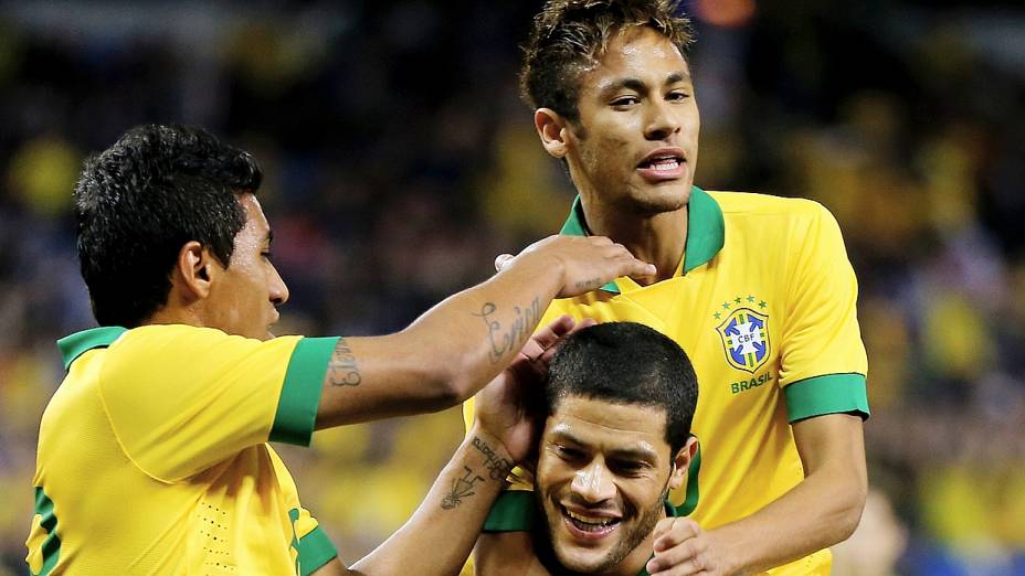 Paulinho e Neymar comemoram gol com Hulk