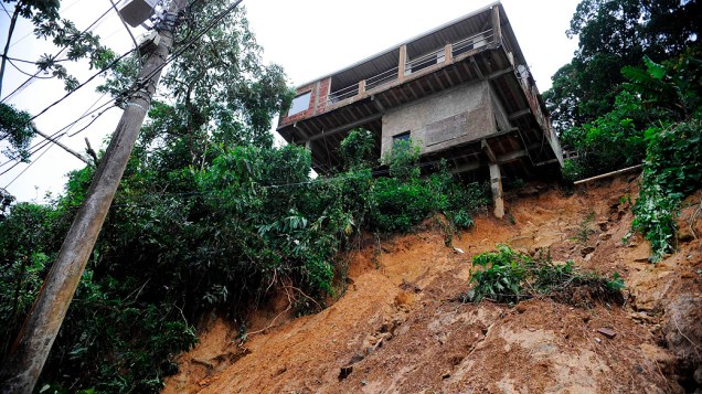 Chuvas na cidade de Petrópolis (RJ) provocaram mortes e deixaram centenas de pessoas desalojadas e desabrigadas