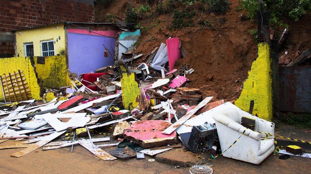 Casa é atingida por deslizamento de terra na Vila Zenith, em Austin, Nova Iguaçu nesta quinta-feira (12), Rio de Janeiro
