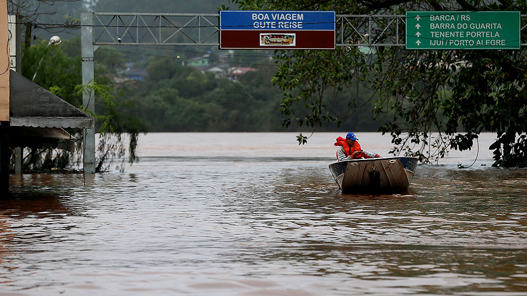 Desde a última quarta-feira, (25), as chuvas causaram enchentes, enxurradas ou inundações em 37 municípios de Santa Catarina. Segundo a Defesa Civil, o número de desalojados e desabrigados é de cerca de 40 mil pessoas