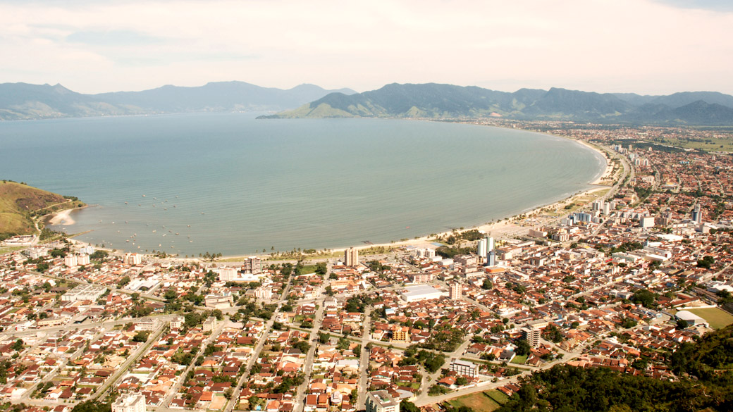 Vista aérea da cidade de Caraguatatuba, litoral norte de São Paulo