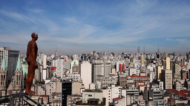 O artista plástico britânico Antony Gormley espalhou estátuas nos topos de prédios no centro da capital paulista