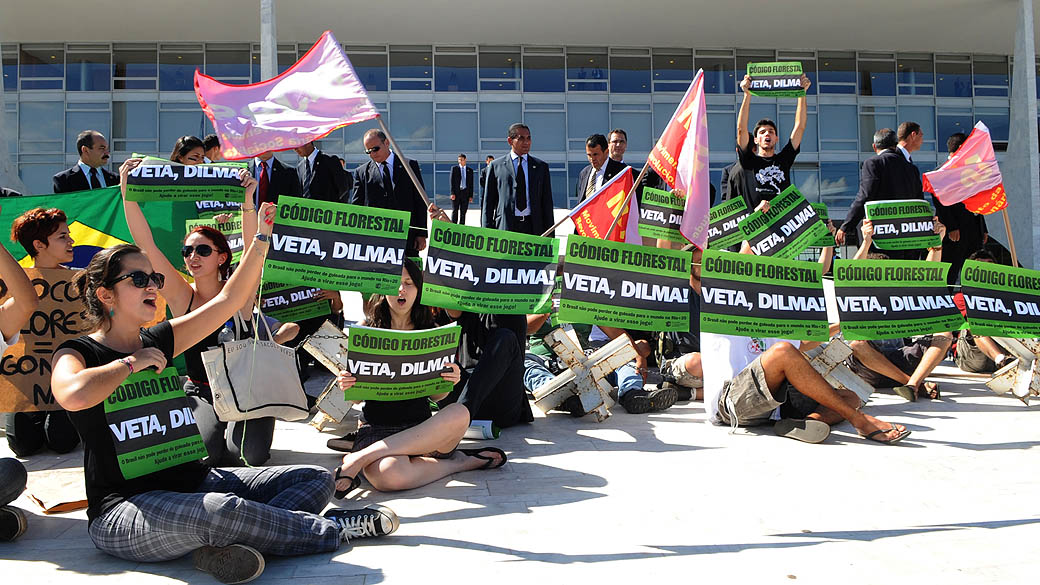 Estudantes pedem veto da presidente Dilma Roussef ao Código Florestal, durante manifestação em frente ao Palácio do Planalto