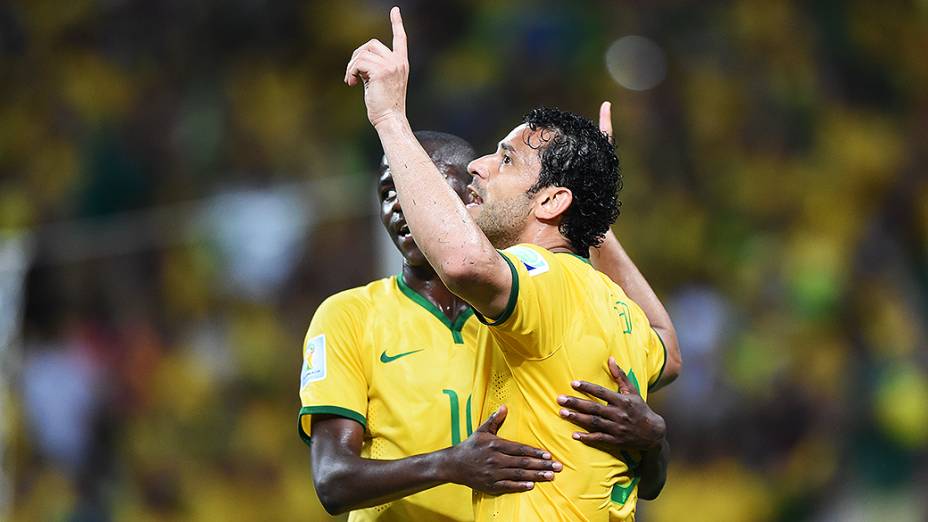 Ramires e Fred comemoram vitória do Brasil sobre a Colômbia no Castelão, em Fortaleza