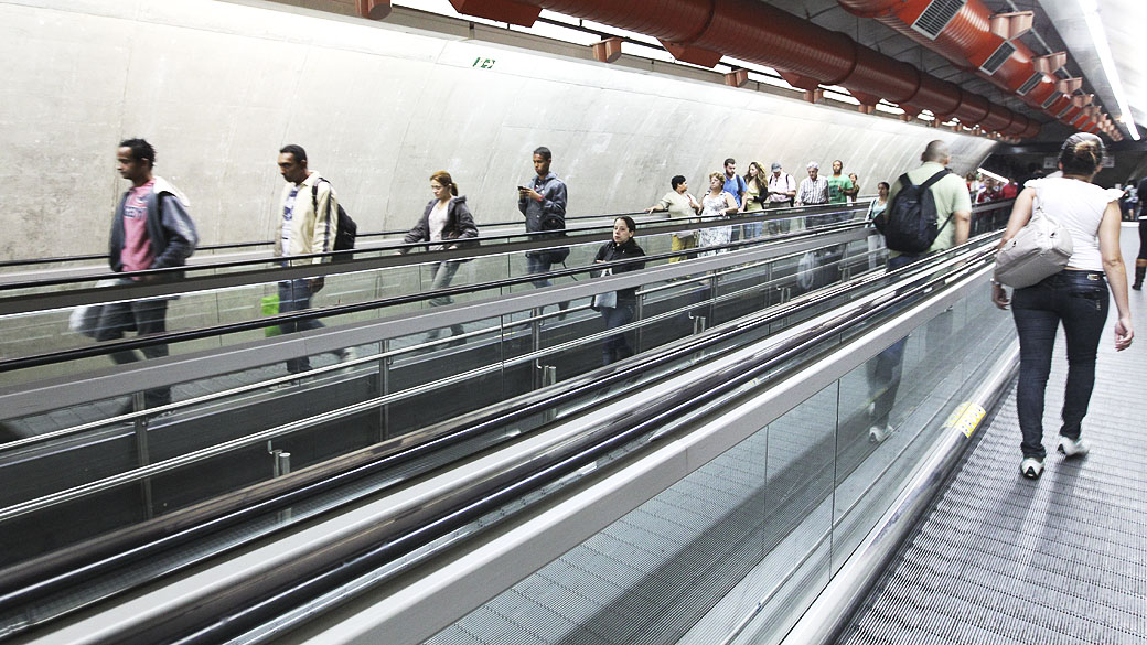 As esteiras rolantes da estação Paulista que liga a linha amarela a linha verde do metrô, em São Paulo