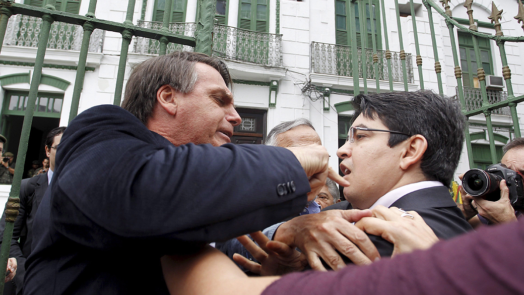 O deputado Jair Bolsonaro discute com o senador do Psol Randolf Rodrigues, durante visita da Comissão da Verdade e Justiça às antigas instalações do Doi-Codi, em quartel do Exército na Tijuca