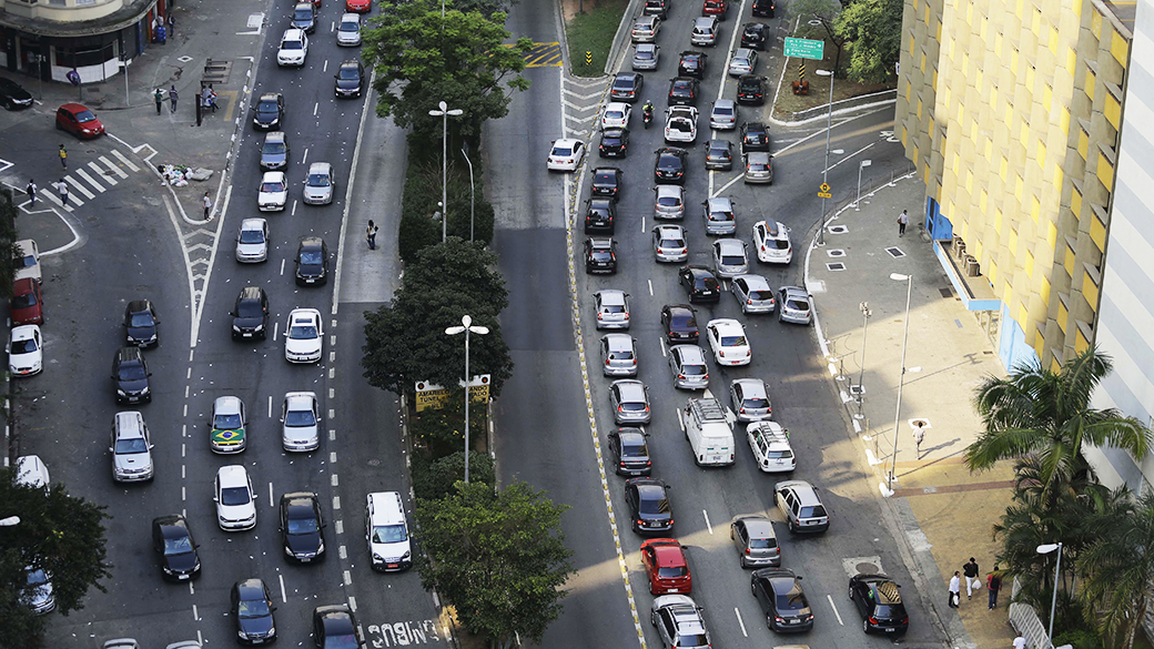 Avenida 9 de julho congestionada nos dois sentidos, em São Paulo