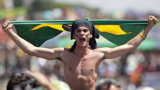 Manifestante segura a bandeira do Brasil durante "Marcha Contra a Corrupção", em Brasília