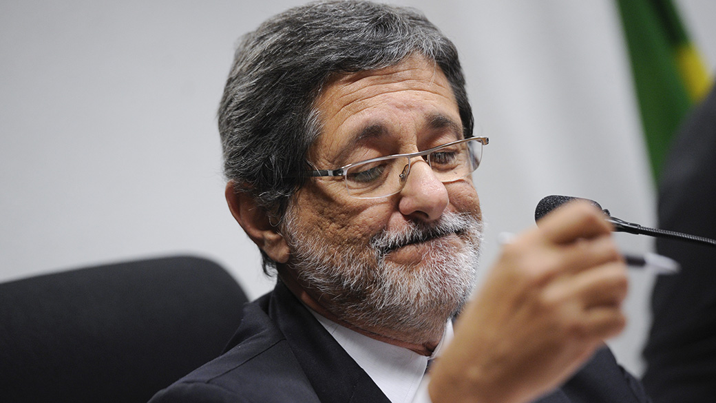 O ex-presidente da Petrobras Sérgio Gabrielli depõe em CPMI no Congresso