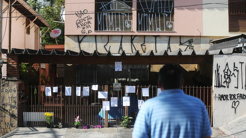 Pichação e cartazes na manhã desta segunda-feira (16), na casa onde uma mulher de 53 anos matou as duas filhas e tentou suicido na Rua Doutor Romeu Ferro no bairro do Butantã, zona oeste de São Paulo