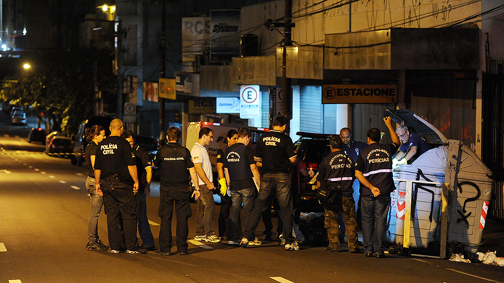 Corpo de um homem foi encontrado esquartejado dentro de um contêiner de coleta de lixo na madrugada desta segunda-feira, no centro de Porto Alegre