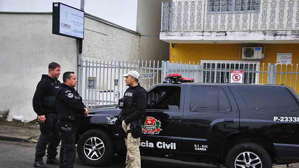 Dois criminosos armados invadiram um consultório odontológico no final da noite de segunda-feira (27) e atearam fogo em um dentista, em São José dos Campos. Segundo a Polícia Civil, os dois homens encapuzados entraram na clínica, que fica na rua Periquitos, na Vila Tatetuba, renderam o dentista e o incendiaram com álcool. Ainda não se sabe o motivo do crime. Alexandre Peçanha Gaddy, que teve cerca de 75% do corpo queimado, foi encaminhado para o pronto-socorro da Vila Industrial, região leste da cidade