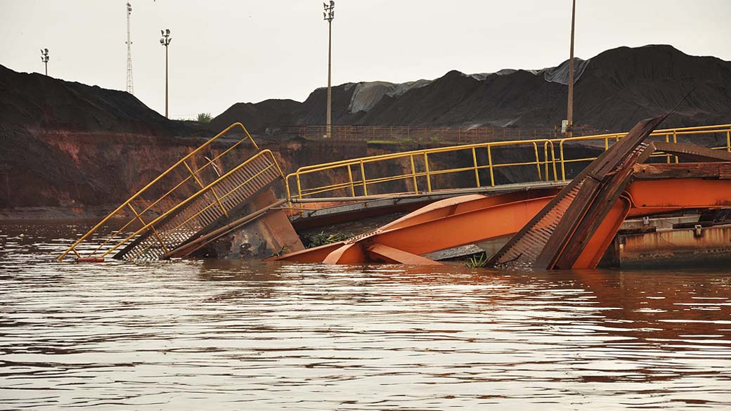 Desmoronamento de terra no porto da mineradora Anglo American, em Santana, no Amapá, deixou seis funcionários desaparecidos