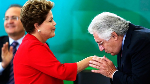 Guilherme Afif beija a mão da Presidente Dilma Rousseff