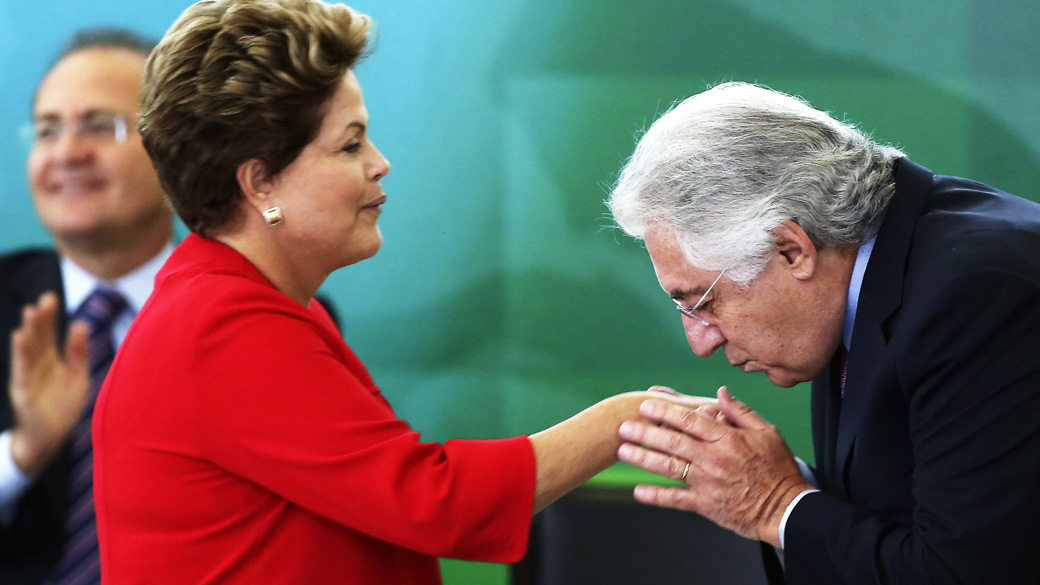 Guilherme Afif beija a mão da Presidente Dilma Rousseff