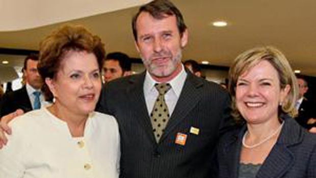 A presidente Dilma Rousseff, o ex-prefeito de Realeza Eduardo Gaieviski e a ministra Gleisi Hoffmann: assessor da Casa Civil, ele teve prisão preventiva decretada