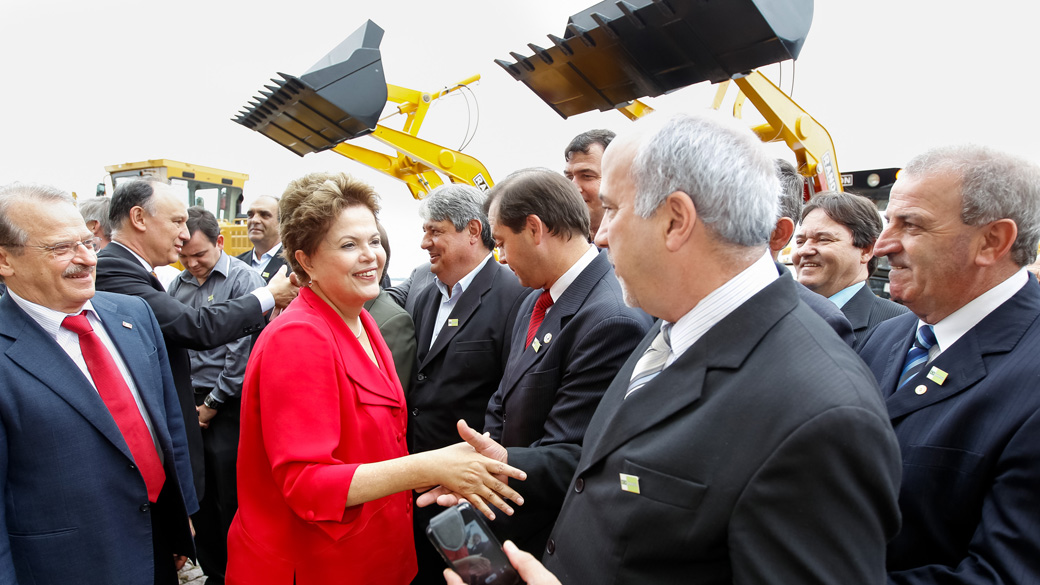 Dilma entrega motoniveladoras e retroescavadeiras para prefeitos de cidades gaúchas, em junho de 2013
