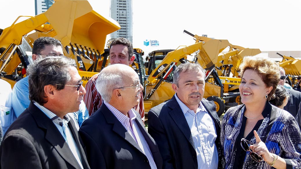 Dilma entregar motoniveladoras e retroescavadeiras para prefeitos de cidades do Rio Grande do Norte, em junho de 2013