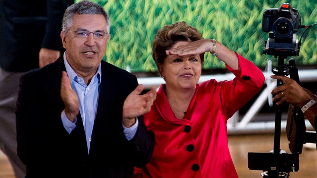A presidente Dilma Rousseff ao lado de Alexandre Padilha durante comemoração do aniversário de 34 anos do PT no Anhembi, em São Paulo (SP)