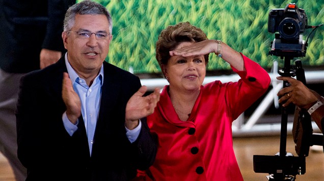 A presidente Dilma Rousseff ao lado de Alexandre Padilha durante comemoração do aniversário de 34 anos do PT no Anhembi, em São Paulo (SP) A presidente Dilma Rousseff ao lado de Alexandre Padilha durante comemoração do aniversário de 34 anos do PT no Anhembi, em São Paulo (SP)