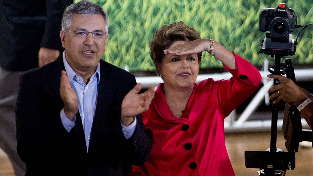 A presidente Dilma Rousseff ao lado de Alexandre Padilha, pré-candidato ao governo de São Paulo