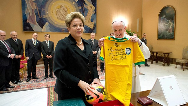 Presidente Dilma Rousseff entrega uma camisa da seleção brasileira, autografada por Pelé, e uma bola para o papa Francisco, durante audiência privada com o pontífice no Vaticano