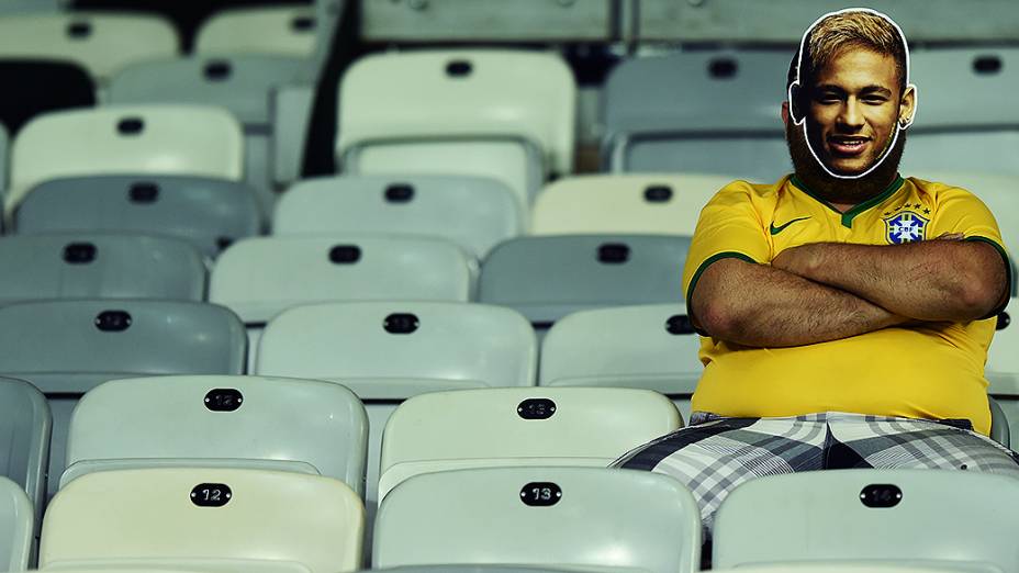 Torcedor do Brasil com máscara de Neymar permanece no estádio após derrota para a Alemanha