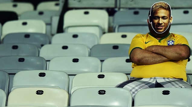 Torcedor do Brasil com máscara de Neymar permanece no estádio após derrota para a Alemanha