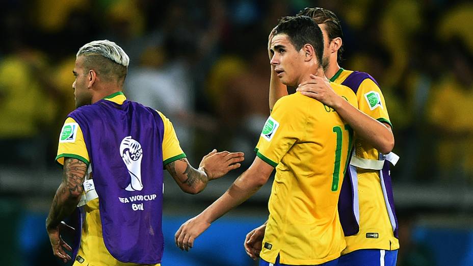 Henrique consola Oscar após derrota do Brasil para a Alemanha