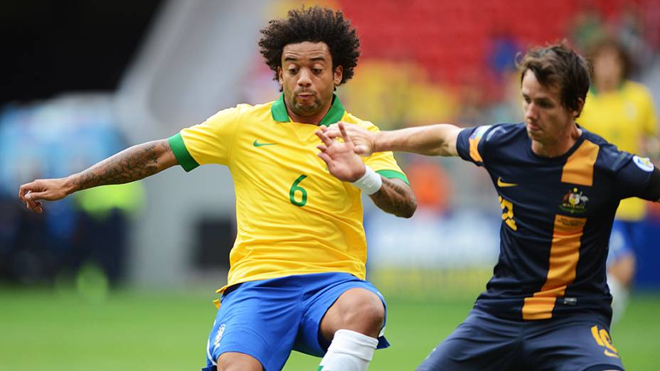 Marcelo disputa jogada no amistoso entre Brasil e Austrália no estádio Mané Garrincha em Brasília