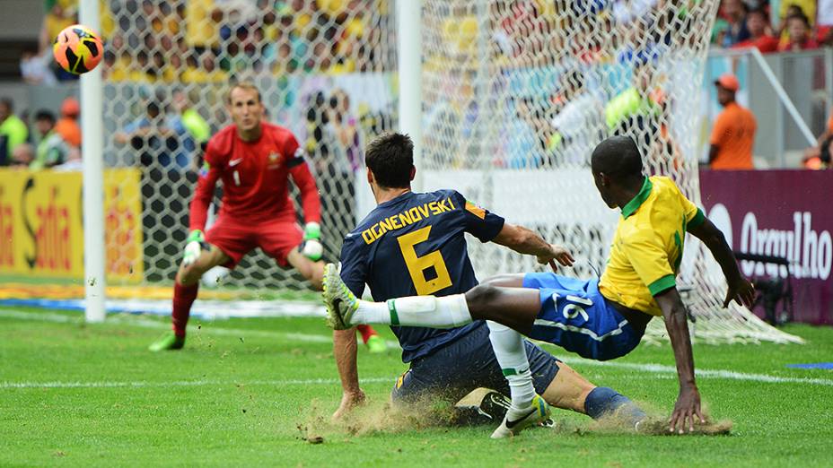 Ramires arrisca jogada no amistoso entre Brasil e Austrália no estádio Mané Garrincha em Brasília