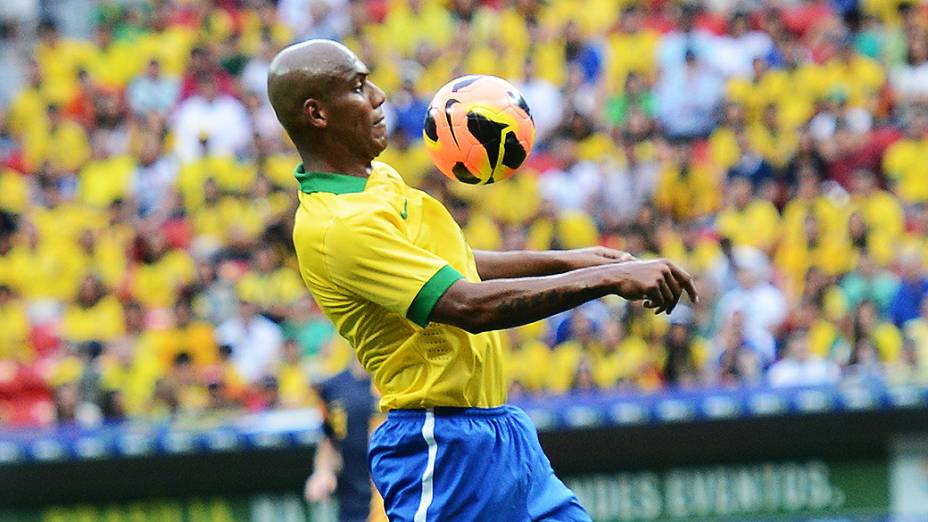 Maicon durante o amistoso entre Brasil e Austrália no estádio Mané Garrincha em Brasília