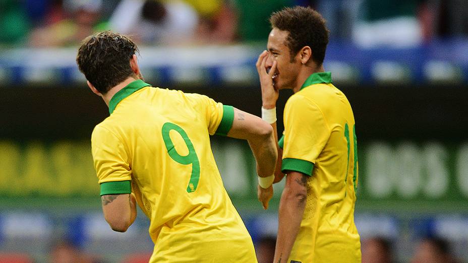 Pato e Neymar comemoram gol da seleção no amistoso contra a Austrália, no estádio Mané Garrincha, em Brasília