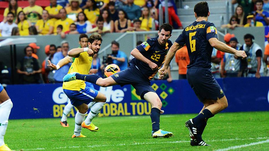 Pato arrisca jogada no amistoso entre Brasil e Austrália no estádio Mané Garrincha em Brasília