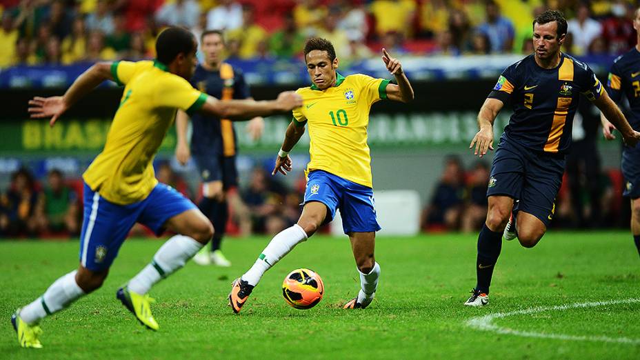 Neymar tenta jogada no amistoso entre Brasil e Austrália no estádio Mané Garrincha em Brasília