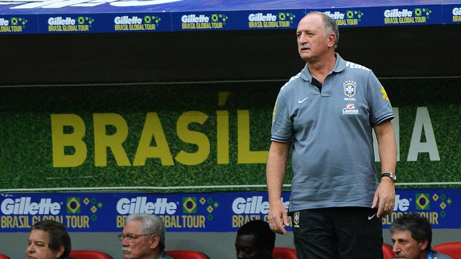 Felipão acompanha a goleada de seus comandados sobre a Austrália em amistoso disputado no estádio Mané Garrincha, em Brasília