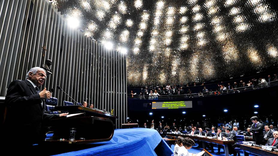 Pedro Simon (PMDB-RS) faz apelo ao senador Renan Calheiros (PMDB-AL) para que desista da candidatura à presidência da Casa