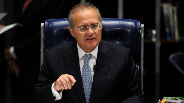 Senador Renan Calheiros fala perante o Senado Federal no Congresso Nacional depois de ser reeleito como presidente do Senado, em Brasília