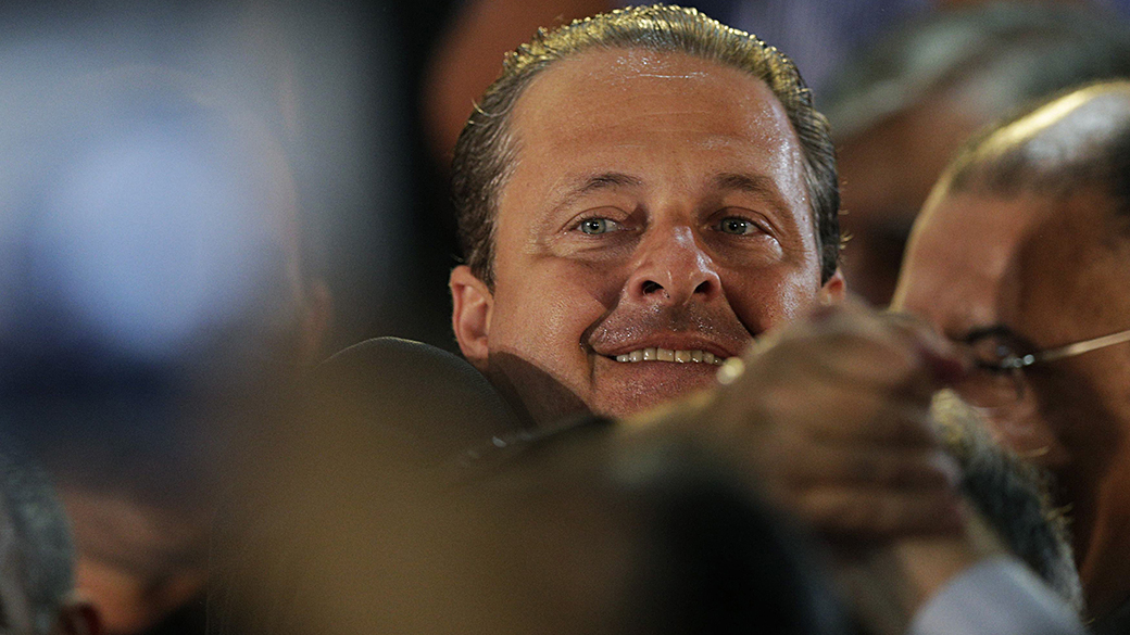 Eduardo Campos é saudado por partidários durante lançamento da chapa do PSB