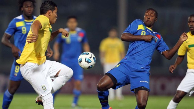Lance entre Edison Méndez, do Equador, e Thiago Silva durante partida válida pela primeira fase da Copa América, disputada na Argentina