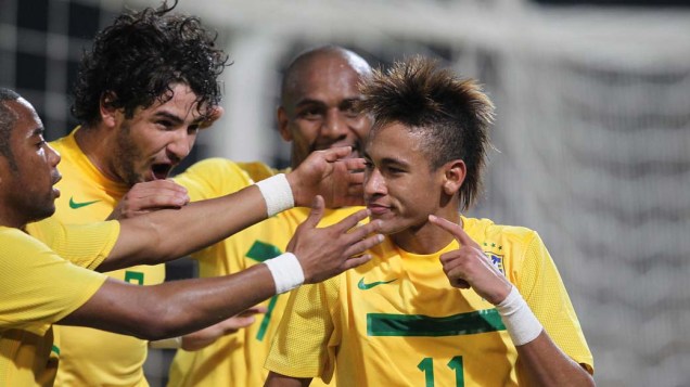 Os jogadores da Seleção Brasileira comemoram o segundo gol de Neymar durante a partida entre Brasil e Equador, válida pela primeira fase da Copa América, disputada na Argentina