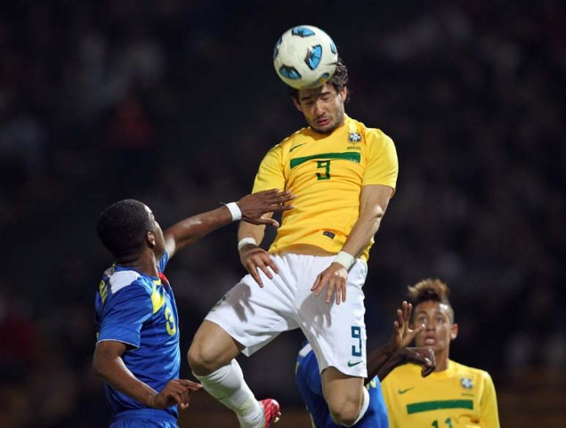 Pato em lance com Fricson Erazo durante a partida entre Brasil e Equador, válida pela primeira fase da Copa América, disputada na Argentina