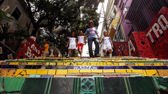 Moradores do bairro de Santa Teresa descem a escadaria do Convento decorada pelo artista plástico chileno, Jorge Selarón