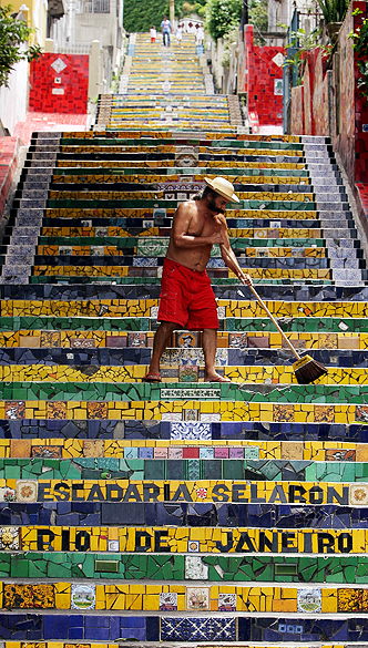 Artista plástico chileno, Jorge Selarón posa na escadaria do Convento de Santa Teresa em novembro de 2007
