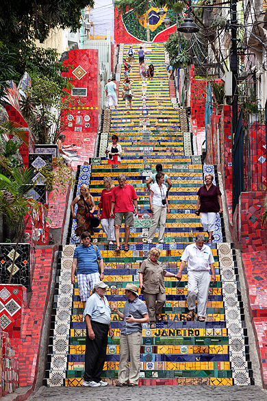 Moradores do bairro de Santa Teresa descem a escadaria do Convento decorada pelo artista chileno, Jorge Selarón