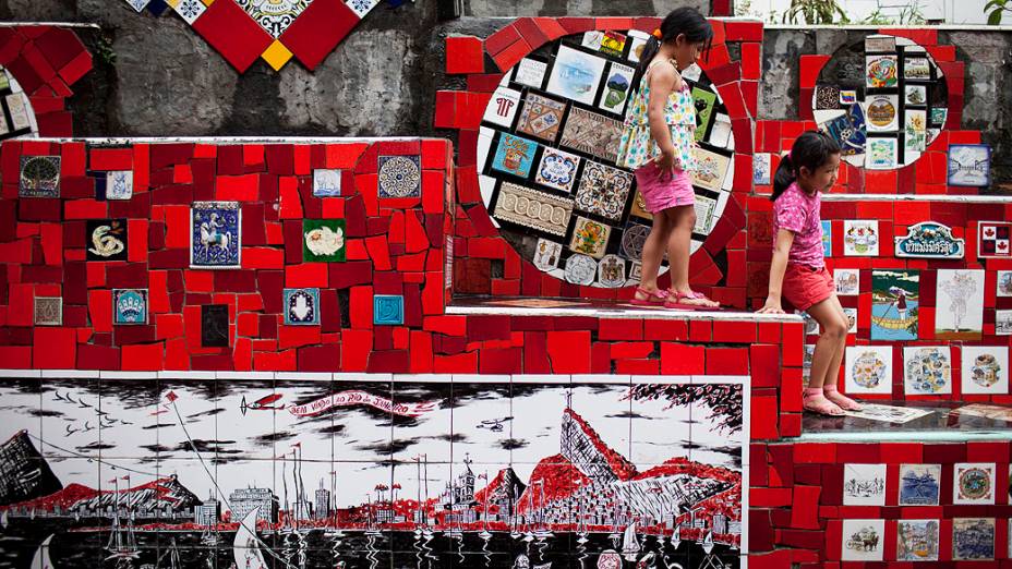 Turistas colombianas descem a escadaria do Convento de Santa Teresa decorada pelo artista plástico chileno, Jorge Selarón