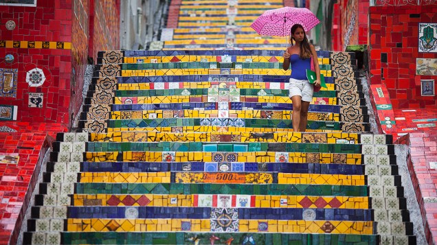 Mulher desce a escadaria do Convento de Santa Teresa, Rio de Janeiro, decorada pelo artista plástico chileno, Jorge Selarón