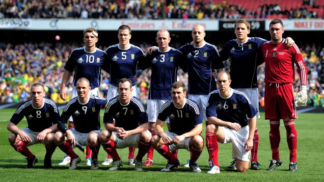 Seleção da Escócia posa para a foto oficial antes do amistoso contra o Brasil, em Londres - 27/03/2011